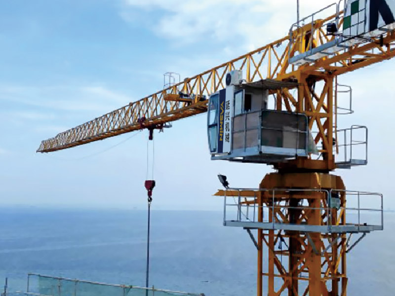 Flat top tower crane