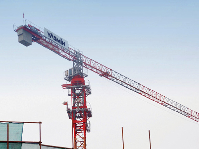 Luffing tower crane
